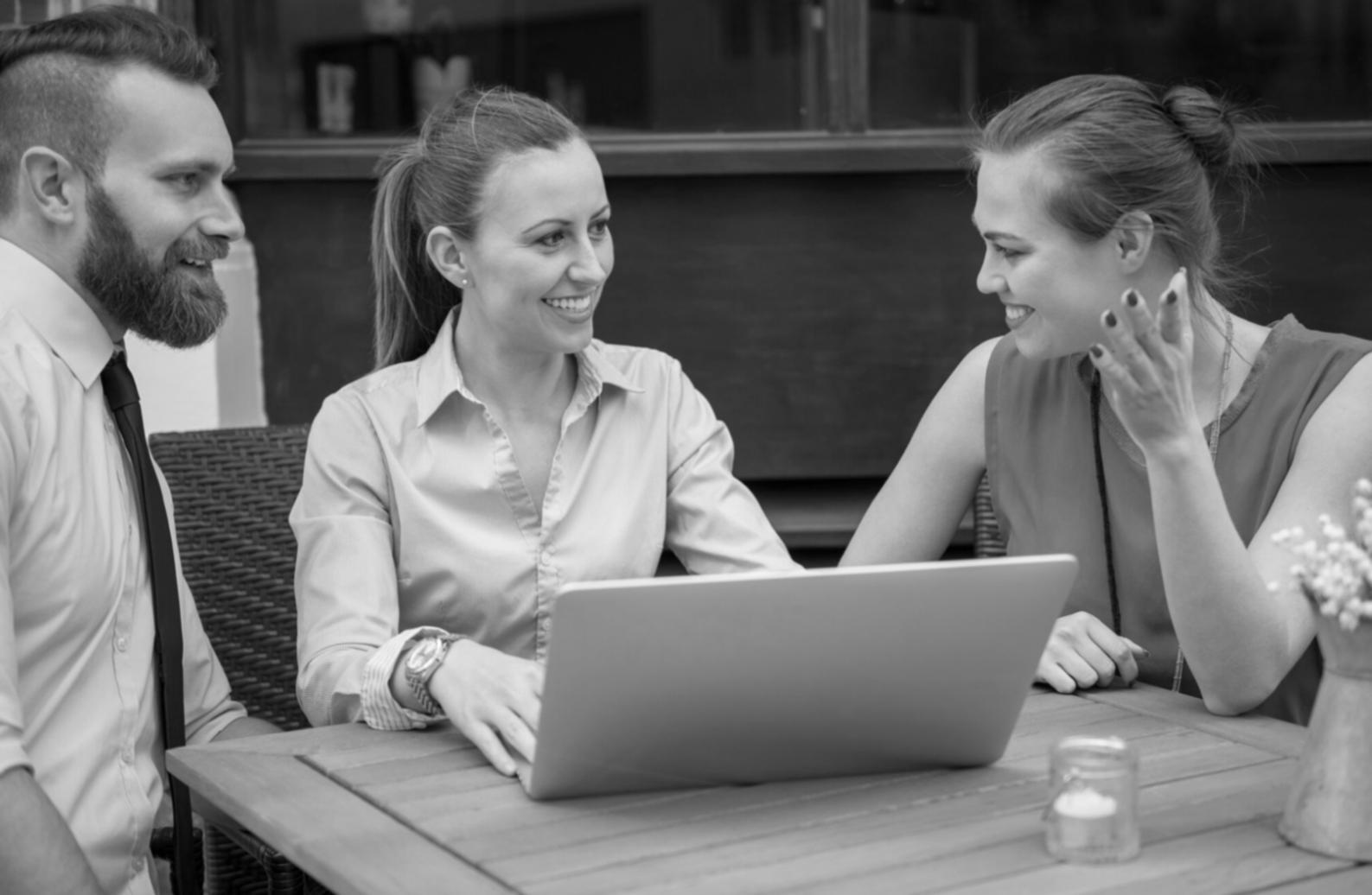 Momento di riflessione personale in ambiente naturale